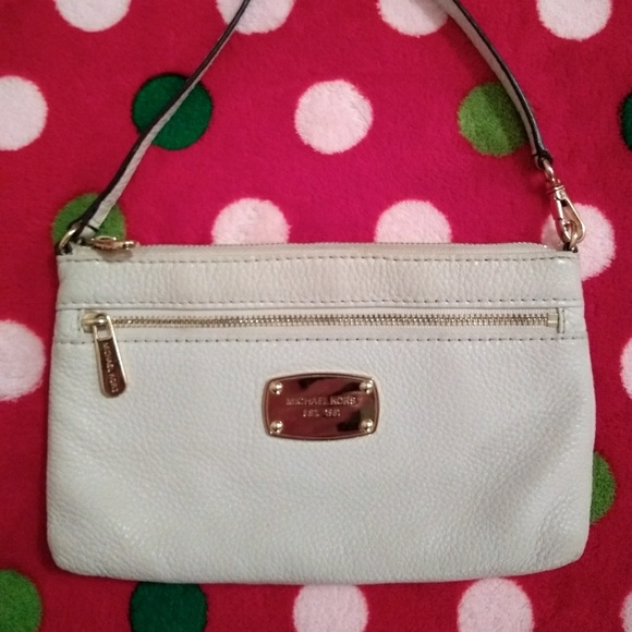 Michael Kors Handbags - ⭐Sale⭐ Michael Kors Jet Set Wristlet Price Firm!!